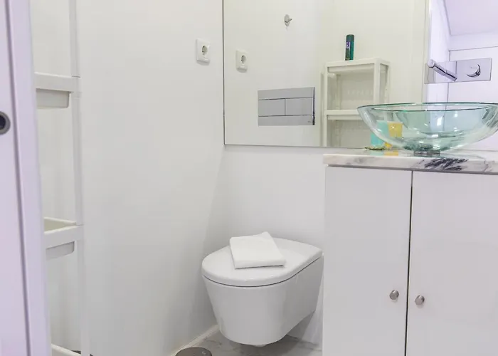 Classy Two Bedroom View Lisbon